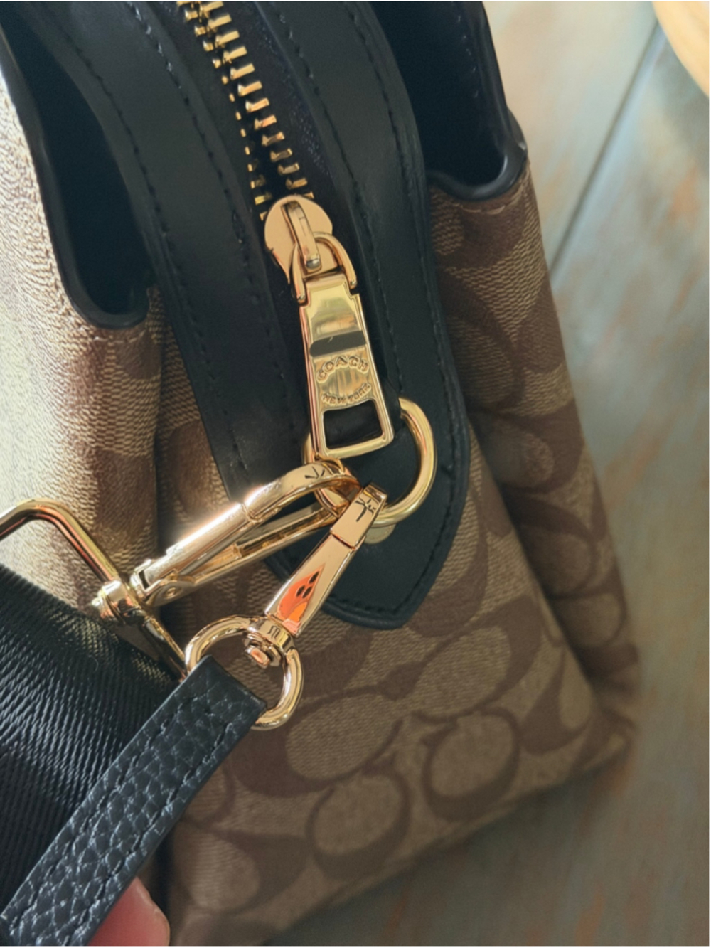 Coach Lillie Carryall Tan Black Signature Leather Gold Hardware - Picture 15 of 15
